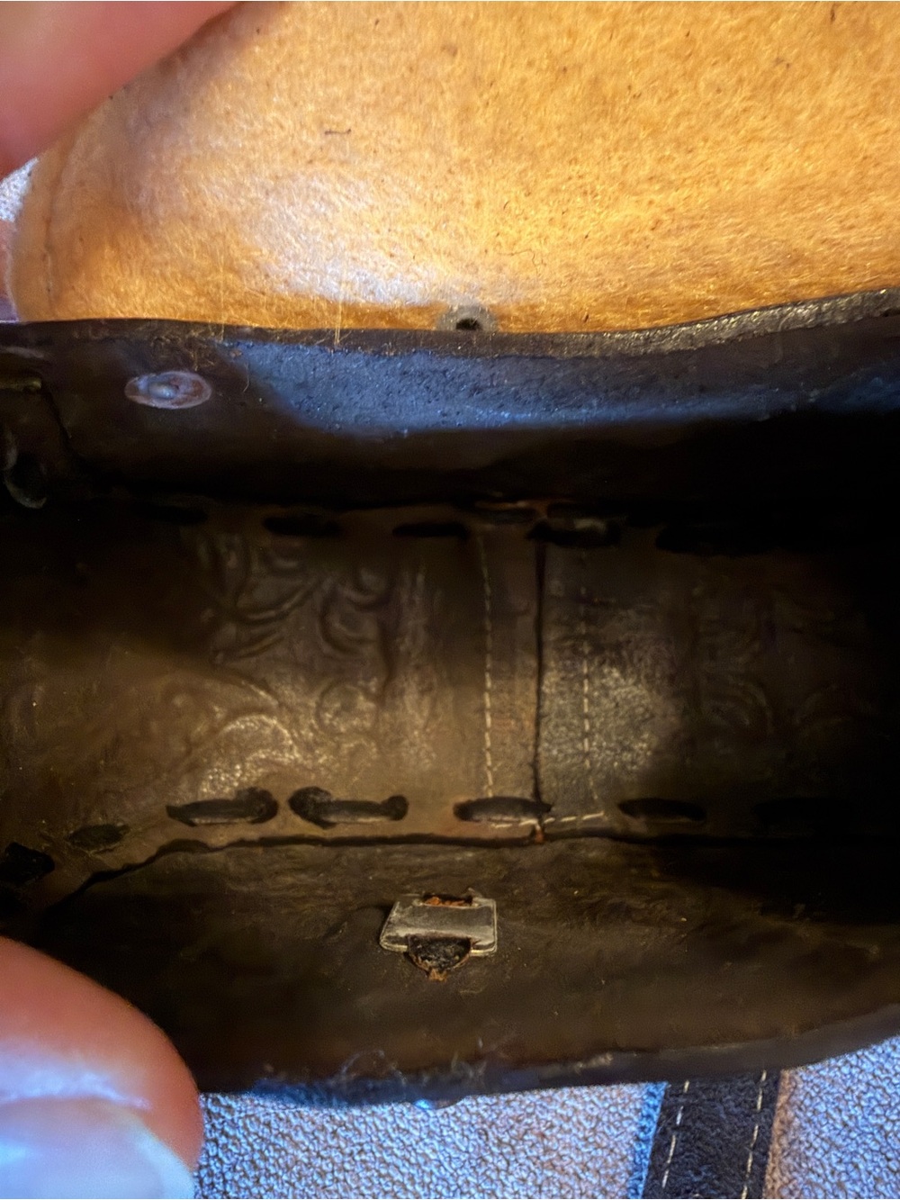 VINTAGE Black Tooled Leather Horse Saddle Bag - Picture 12 of 16